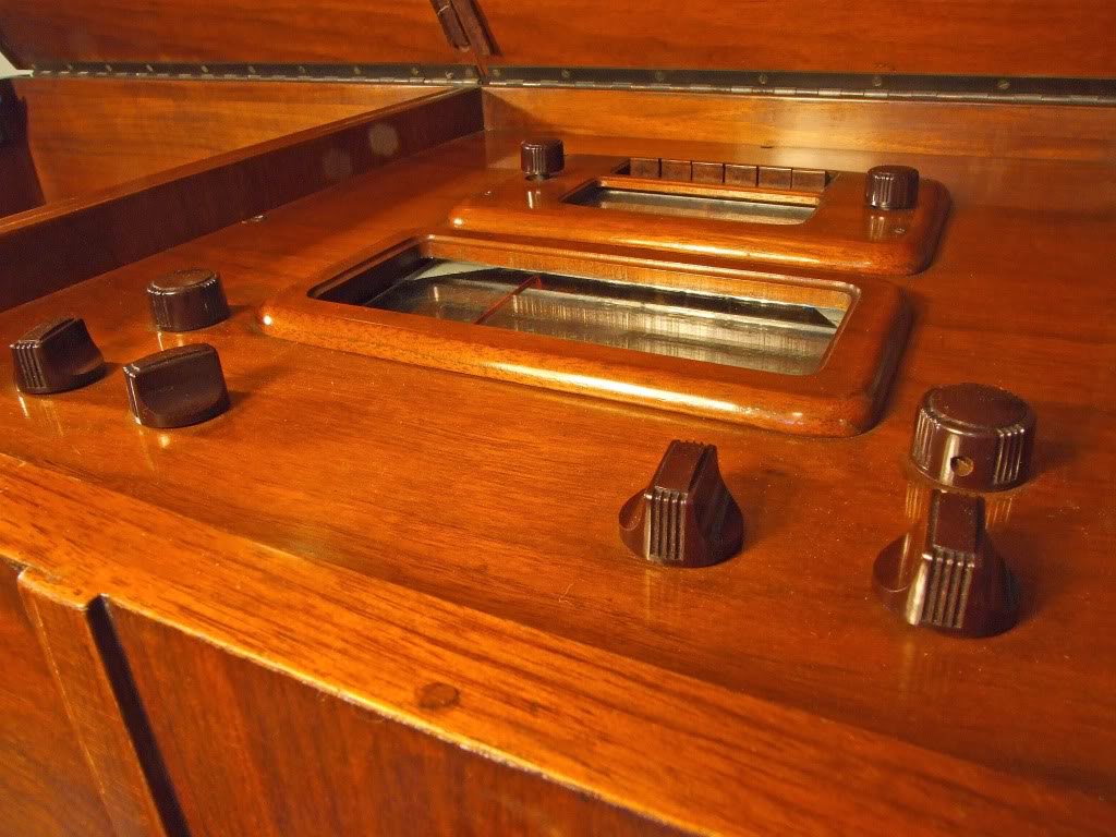 http://i205.photobucket.com/albums/bb275/irwinbay/1941%20Philharmonic%20Futura%20K-1/K1ControlPanelLow.jpg