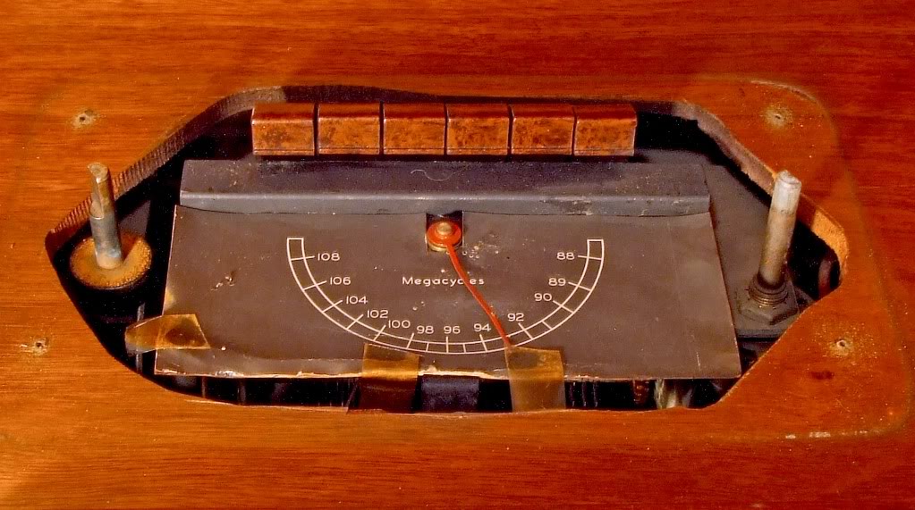 http://i205.photobucket.com/albums/bb275/irwinbay/1941%20Philharmonic%20Futura%20K-1/K1FMTunerDial.jpg