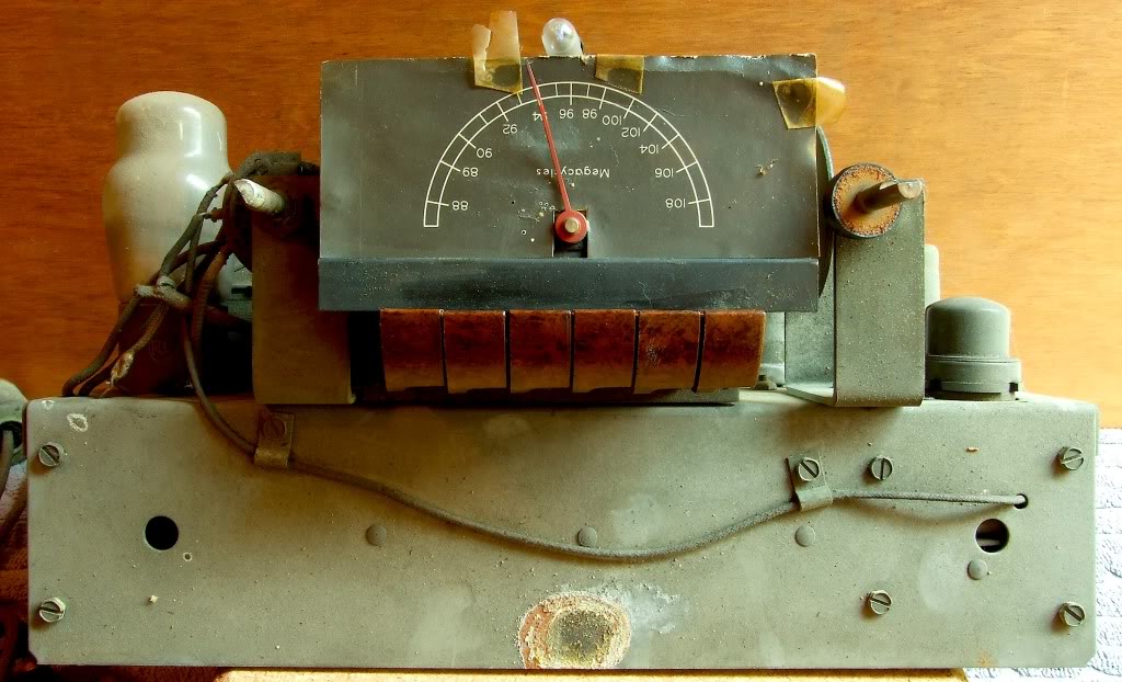 http://i205.photobucket.com/albums/bb275/irwinbay/1941%20Philharmonic%20Futura%20K-1/K1FMTunerFront.jpg