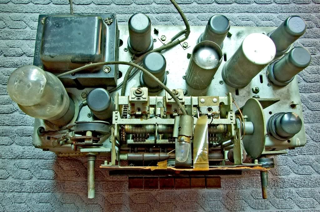 http://i205.photobucket.com/albums/bb275/irwinbay/1941%20Philharmonic%20Futura%20K-1/K1FMTunerTop.jpg
