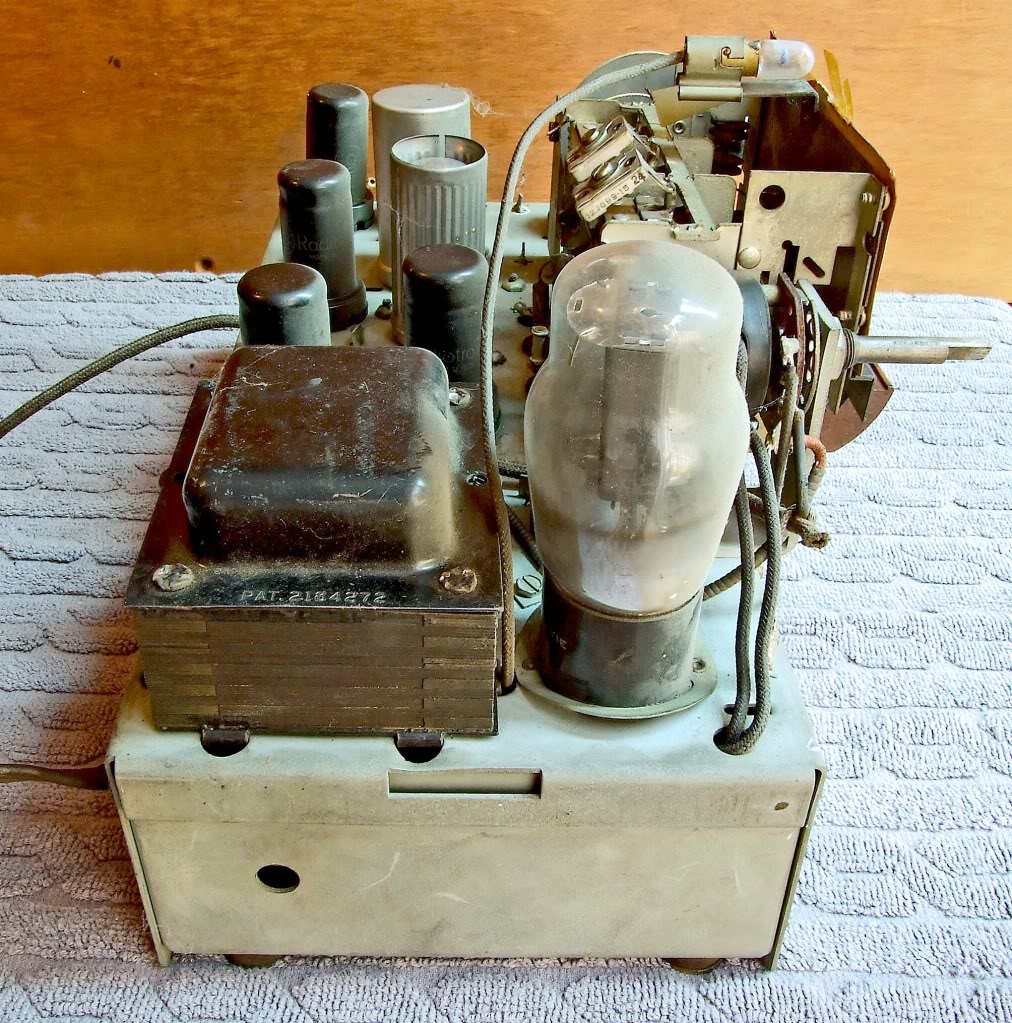 http://i205.photobucket.com/albums/bb275/irwinbay/1941%20Philharmonic%20Futura%20K-1/K1FMTunerLSide.jpg