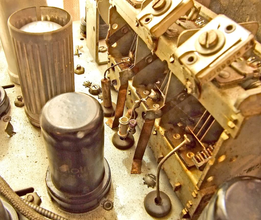 http://i205.photobucket.com/albums/bb275/irwinbay/1941%20Philharmonic%20Futura%20K-1/K1FMTunerDetail3.jpg